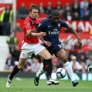 Manchester United Edge Past Arsenal: A Tight Battle Between Abou Diaby and Michael Carrick Manchester United Edge Past Arsenal: A Tight Battle Between Abou Diaby and Michael Carrick