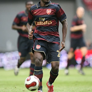 Manu Eboue in Action: Arsenal's 2:1 Win Against Lazio at Amsterdam ArenA (August 2, 2007)