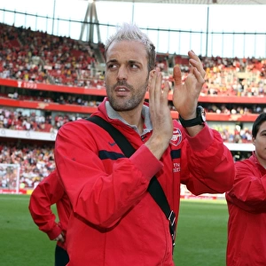 Manuel Almunia (Arsenal) claps the fans after the match