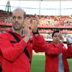 Manuel Almunia (Arsenal) claps the fans after the match