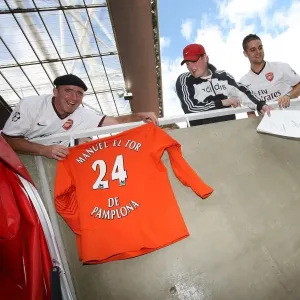 Manuel Almunia (Arsenal) signs for fans Manuel Almunia (Arsenal) signs for fans