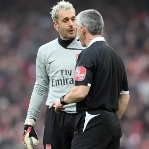 Manuel Almunia (Arsenal) talks to Referee Chris Foy