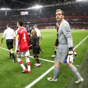 Manuel Almunia (Arsenal) walks out onto the pitch