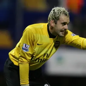 Manuel Almunia: The Unyielding Guardian of Arsenal's Goal at Fratton Park