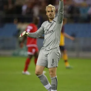 Manuel Almunia waves to the Ardsenal fans after the match