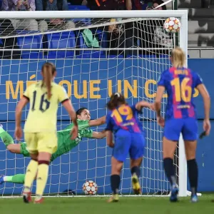 Manuela Zinsberger Saves Penalty: Barcelona vs. Arsenal Women's Champions League Clash, 2021