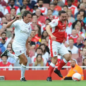 Marc Overmars (Arsenal) Stefano Eranio (Milan). Arsenal Legends 4: 2 Milan Glorie