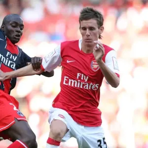 Mark Randall vs Granddi Ngoyi: Arsenal's Edge in the Emirates Cup Clash (2007) Mark Randall vs Granddi Ngoyi: Arsenal's Edge in the Emirates Cup Clash (2007)
