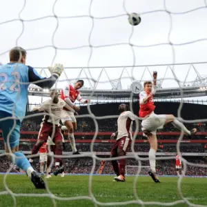 Marouane Chamakh (Arsenal) heads the ball against the crossbar. Arsenal 0: 0 Sunderland