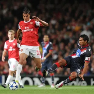 Marouane Chamakh (Arsenal) Vandinho (Braga). Arsenal 6: 0 SC Braga, UEFA Champions League Marouane Chamakh (Arsenal) Vandinho (Braga). Arsenal 6: 0 SC Braga, UEFA Champions League