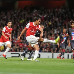 Marouane Chamakh shoots past Braga goalkeeper Felipe to score the 3rd Arsenal goal