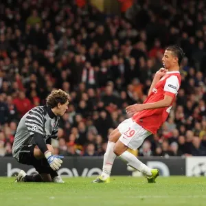 Marouane Chamakh shoots past Shakhtar goalkeeper Andriy Pyatov to score the 5th Arsenal goal