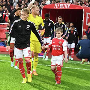 Martin Odegaard Meets Arsenal Mascot Before Arsenal vs. Nottingham Forest (2022-23)