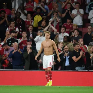 Martín Ødegaard Luce: El Arsenal aplasta al Aston Villa en su debut (Premier League 2022/23) Martín Ødegaard Luce: El Arsenal aplasta al Aston Villa en su debut (Premier League 2022/23)
