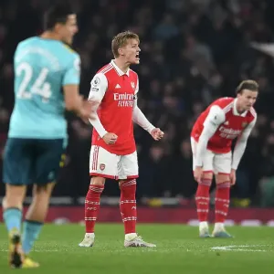 Martin Odegaard's Thunderous Roar: Arsenal's Euphoric Moment - Second Goal vs Southampton (April 2023)