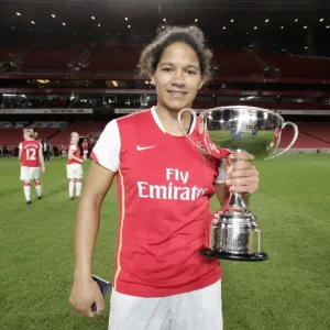 Mary Phillips con la copa de la Liga Premier