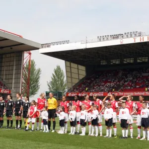 The mascots line up with Arsenal