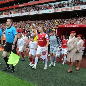 The match officials and Thomas Vermaelen (Arsenal). Arsenal 1: 1 AC Milan The match officials and Thomas Vermaelen (Arsenal). Arsenal 1: 1 AC Milan