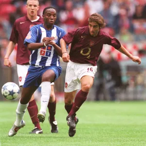 Mathieu Flamini (Arsenal) Benny McCarthy (Porto). Arsenal 2: 1 Porto