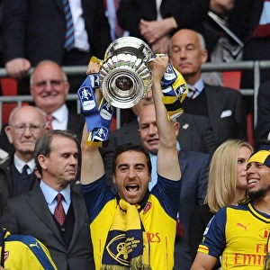 Mathieu Flamini (Arsenal) lift the FA Cup after the match. Arsenal 4: 0 Aston Villa