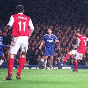 Mathieu Flamini scores Arsenals goal Mathieu Flamini scores Arsenals goal