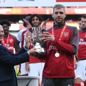 Per Mertesacker Celebrates Emirates Cup Victory with Arsenal
