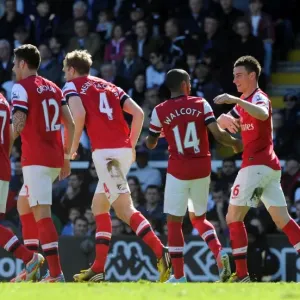 Per Mertesacker celebrates scoring his goal for Arsenal with his team mates. Fulham 0: 1 Arsenal Per Mertesacker celebrates scoring his goal for Arsenal with his team mates. Fulham 0: 1 Arsenal