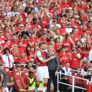 Mertesacker Embraces Wenger: A Heartfelt Moment between Player and Manager (Arsenal v Burnley, 2018) Mertesacker Embraces Wenger: A Heartfelt Moment between Player and Manager (Arsenal v Burnley, 2018)