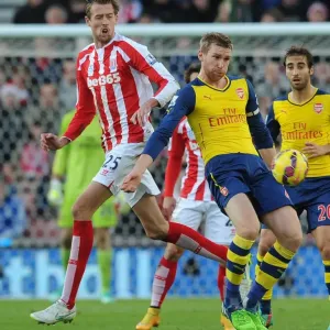 Per Mertesacker Fends Off Peter Crouch in Intense Stoke City vs. Arsenal Clash Per Mertesacker Fends Off Peter Crouch in Intense Stoke City vs. Arsenal Clash