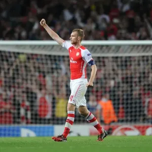 Per Mertesacker's Celebration: Arsenal FC Secures Champions League Spot against Besiktas