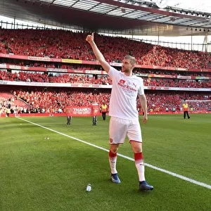 Per Mertesacker's Emotional Farewell: A Arsenal Legend Bids Adieu at Emirates Stadium (2017-18)