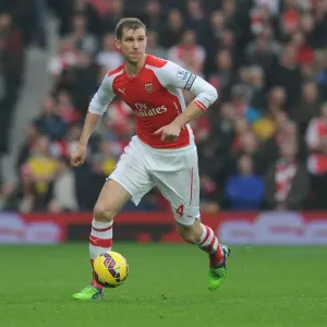 Per Mertesacker's Unwavering Concentration: Arsenal vs. West Bromwich Albion (November 2014)