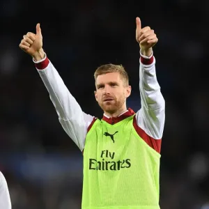 Per Mertesacker's Victory Thumbs-Up: Leicester City vs. Arsenal, Premier League 2017-18