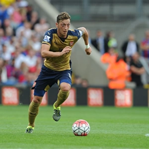 Mesut Ozil in Action: Arsenal vs. Crystal Palace, Premier League 2015-16
