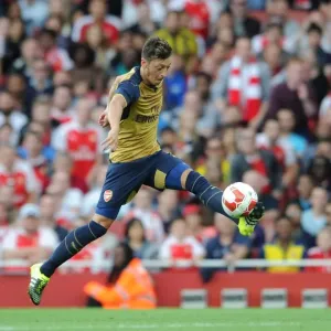 Mesut Ozil in Action: Arsenal vs. Olympique Lyonnais, Emirates Cup 2015/16