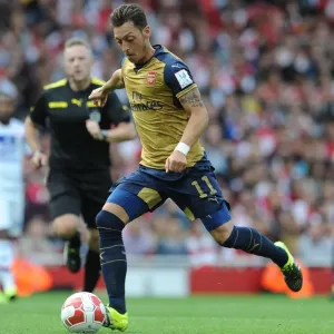 Mesut Ozil in Action: Arsenal vs. Olympique Lyonnais, Emirates Cup 2015/16