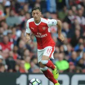 Mesut Ozil in Action: Arsenal vs Southampton, Premier League 2016-17