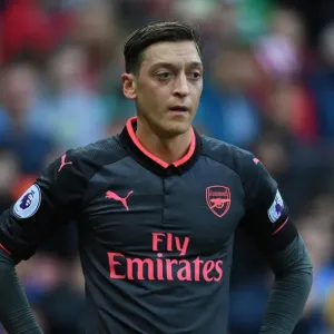 Mesut Ozil in Action: Arsenal vs Stoke City, Premier League 2017-18