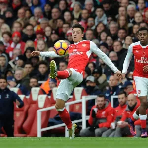 Mesut Ozil in Action: Arsenal vs. Tottenham (Premier League 2016-17) - Emirates Stadium Showdown