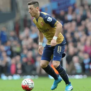 Mesut Ozil in Action: Premier League Showdown between West Ham United and Arsenal (2015-16)