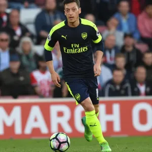Mesut Ozil in Action: Southampton vs Arsenal, Premier League 2016-17