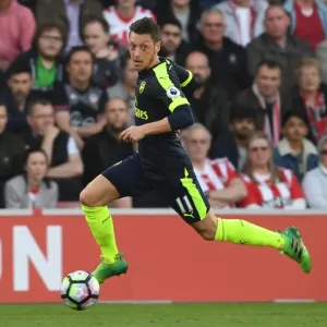 Mesut Ozil in Action: Southampton vs Arsenal, Premier League 2016-17