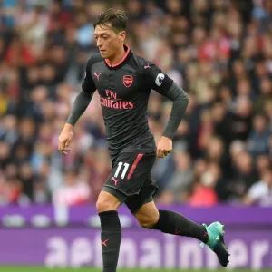 Mesut Ozil in Action: Stoke City vs. Arsenal, Premier League 2017-18