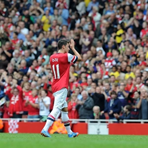 Mesut Ozil (Arsenal) claps the fans as he leaves the pitch. Arsenal 3: 1 Stoke City