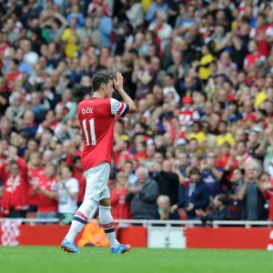 Mesut Ozil (Arsenal) claps the fans as he leaves the pitch. Arsenal 3: 1 Stoke City