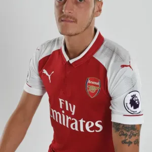 Mesut Ozil: Arsenal Football Club 2017-18 Team Photocall