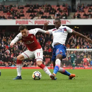 Mesut Ozil (Arsenal) is fouled by Bruno Martins Indi (Stoke). Arsenal 3: 0 Stoke City Mesut Ozil (Arsenal) is fouled by Bruno Martins Indi (Stoke). Arsenal 3: 0 Stoke City