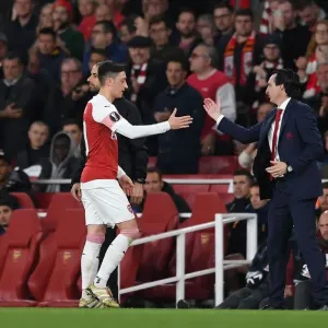 Mesut Ozil Bids Farewell to Unai Emery: Emotional Moment as Arsenal Star is Substituted in UEFA Europa League Semi-Final vs Valencia