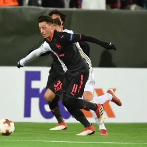 Mesut Ozil Clashes with Dennis Widgren: Ostersunds FK vs Arsenal, UEFA Europa League Mesut Ozil Clashes with Dennis Widgren: Ostersunds FK vs Arsenal, UEFA Europa League