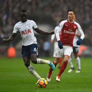 Mesut Ozil Closes Down Davison Sanchez: Intense Battle in Tottenham Hotspur vs Arsenal Premier League Clash Mesut Ozil Closes Down Davison Sanchez: Intense Battle in Tottenham Hotspur vs Arsenal Premier League Clash